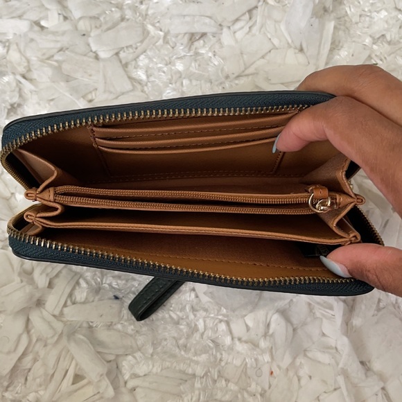 Green Fossil wristlet wallet - Picture 2 of 7